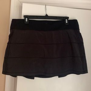 12 Tall Lululemon tennis/golf skirt. Excellent pre-owned condition. Black.